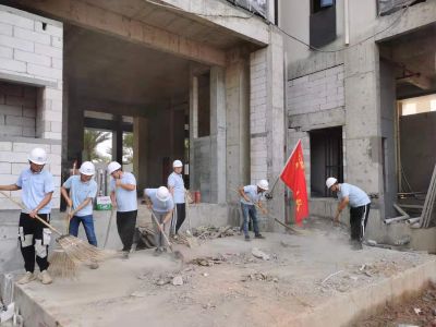 廣東公司珠海項(xiàng)目部組織黨員、團(tuán)員參加突擊勞動(dòng)，清理防水施工工作面 (1)